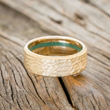 HAMMERED WEDDING BAND WITH OFFSET MALACHITE LINING-3