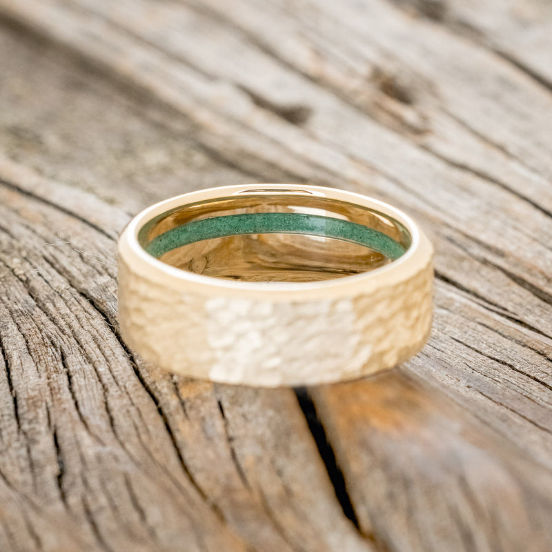 HAMMERED WEDDING BAND WITH OFFSET MALACHITE LINING-6