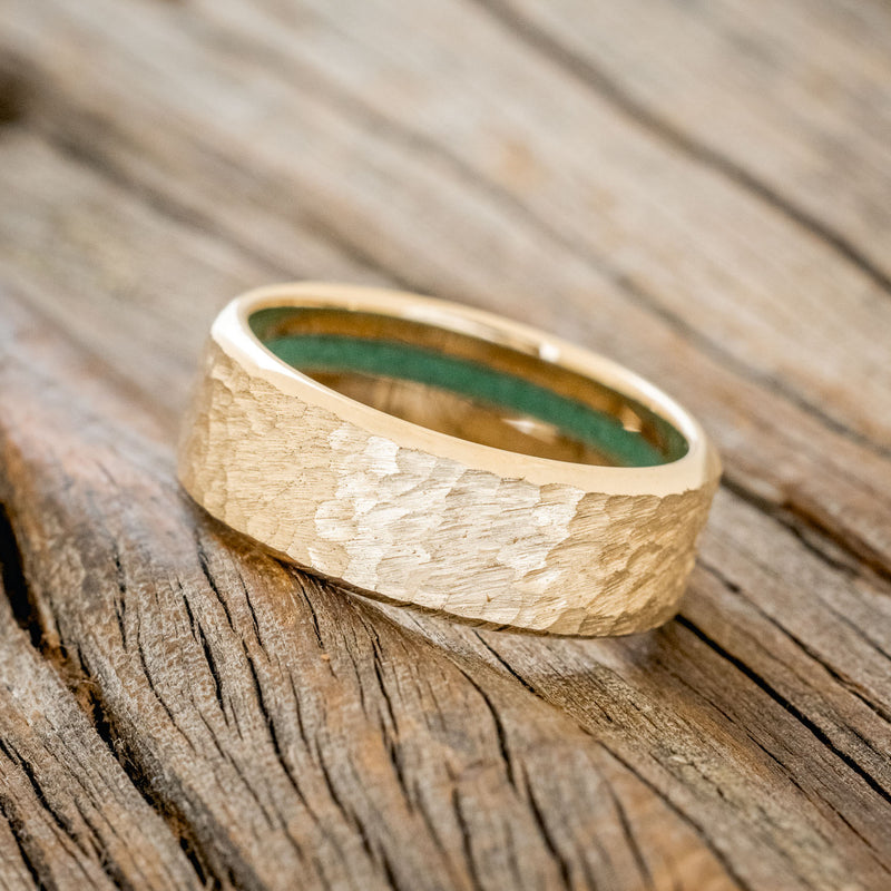 HAMMERED WEDDING BAND WITH OFFSET MALACHITE LINING-2