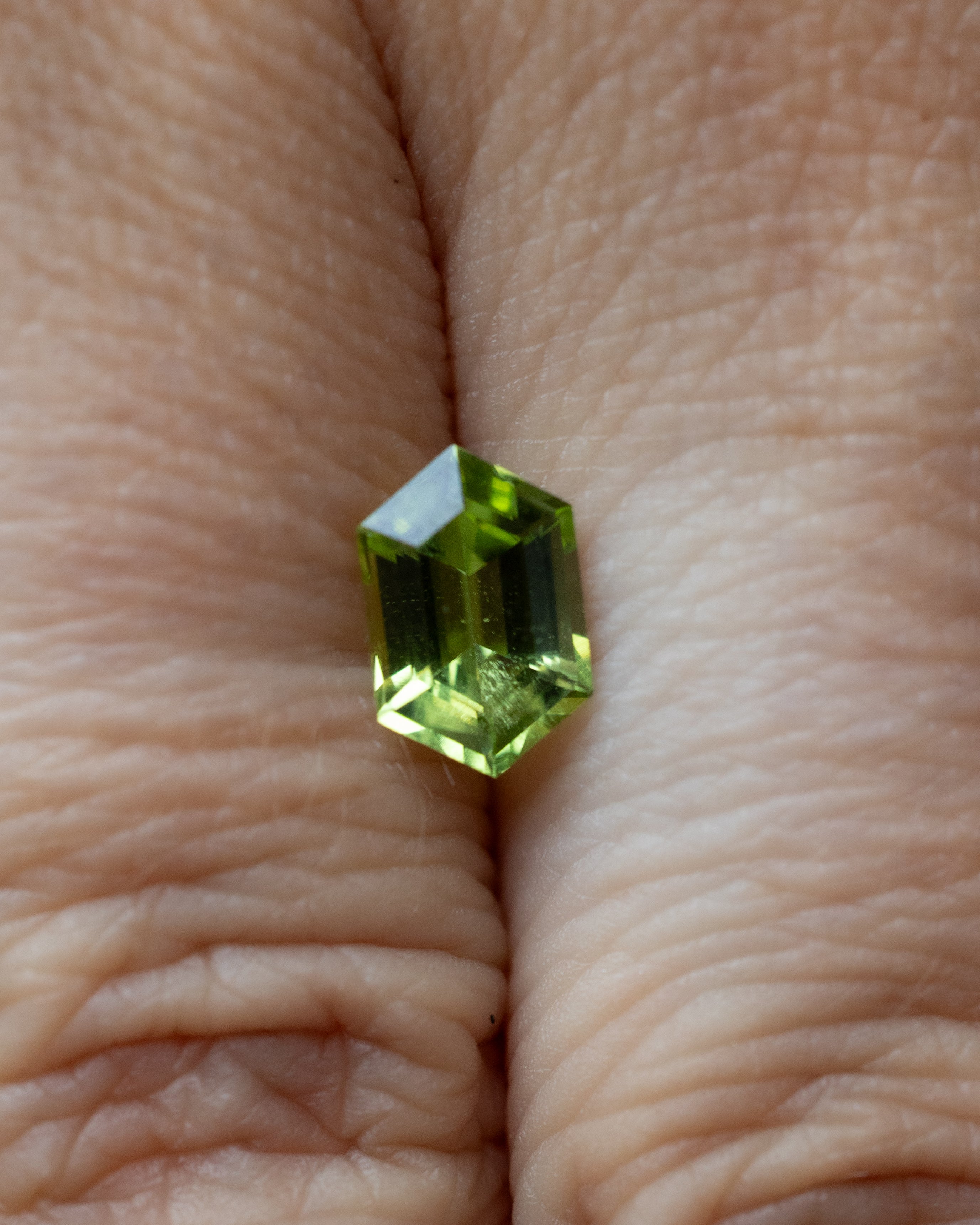 0.95ct 7.7x5.08x3.46mm ELONGATED HEXAGON CUT GREEN PERIDOT-Staghead Designs
