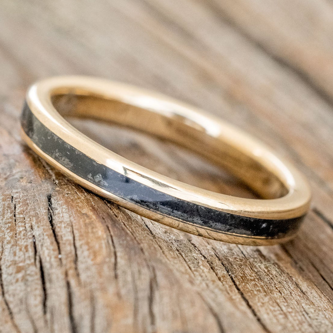 "Eterna" - women's stacking band featuring a jet stone inlay in 14K yellow gold