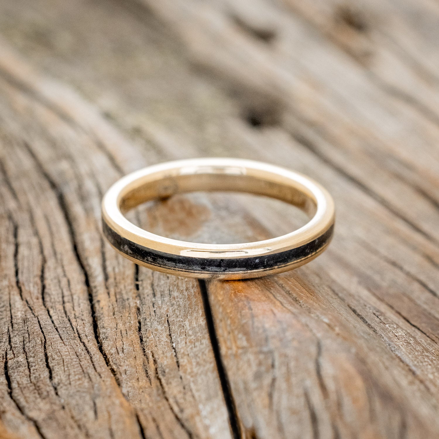 "Eterna" - women's stacking band featuring a jet stone inlay in 14K yellow gold