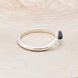 "BELLAMY" - V-SHAPED TRACER WITH PEAR-SHAPED SAPPHIRE