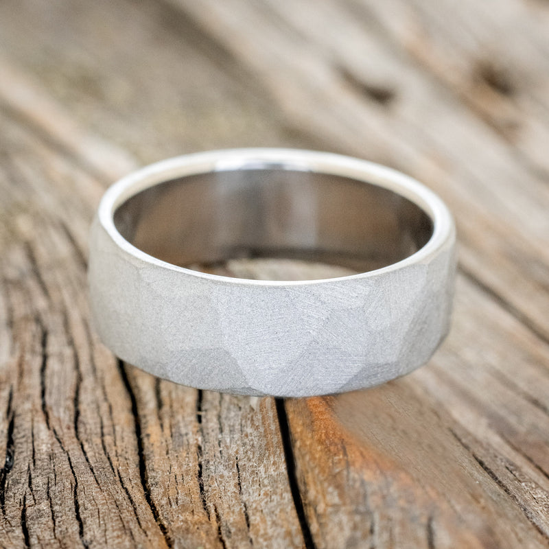 FACETED WEDDING RING WITH A SANDBLASTED FINISH