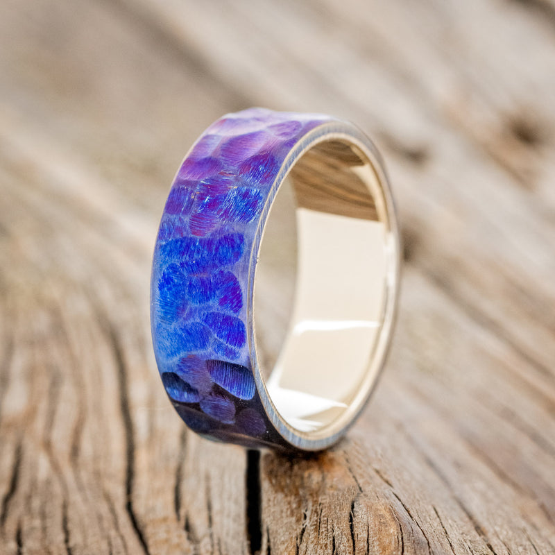 SEASCAPED FINISH & FIRE-TREATED TITANIUM WEDDING RING FEATURING A 14K GOLD BAND