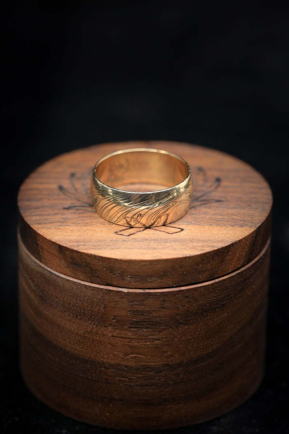 DOMED WOODGRAIN PATTERN WEDDING BAND-11