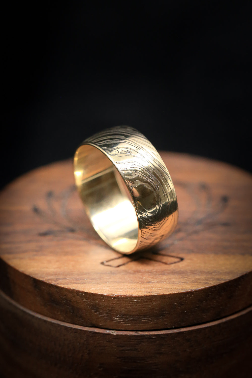 DOMED WOODGRAIN PATTERN WEDDING BAND-10
