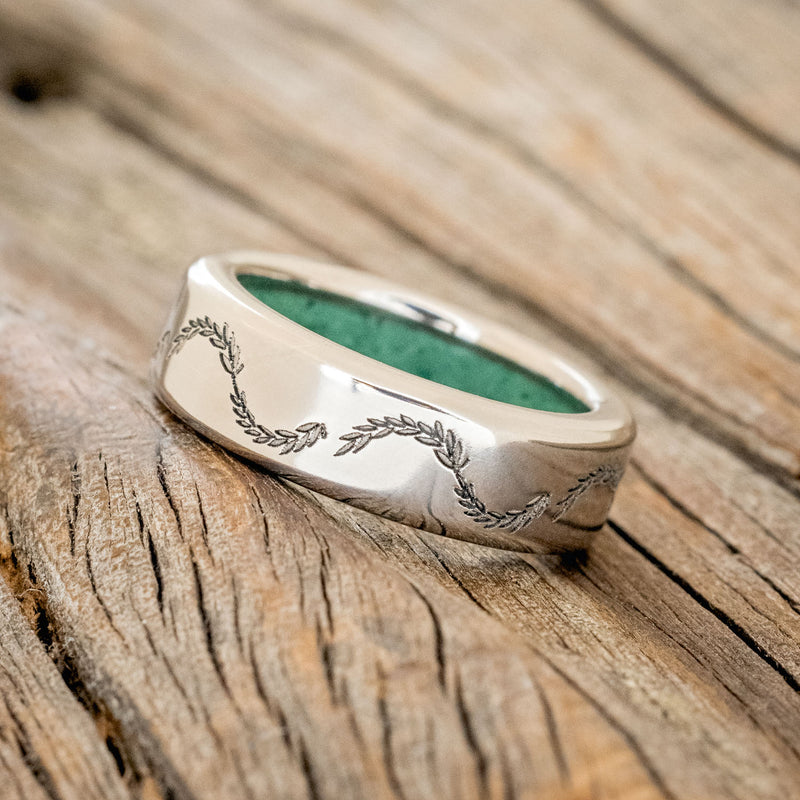 MALACHITE LINED WEDDING BAND WITH FLORAL ENGRAVING