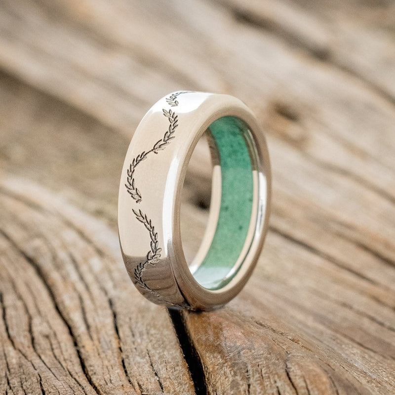 MALACHITE LINED WEDDING BAND WITH FLORAL ENGRAVING