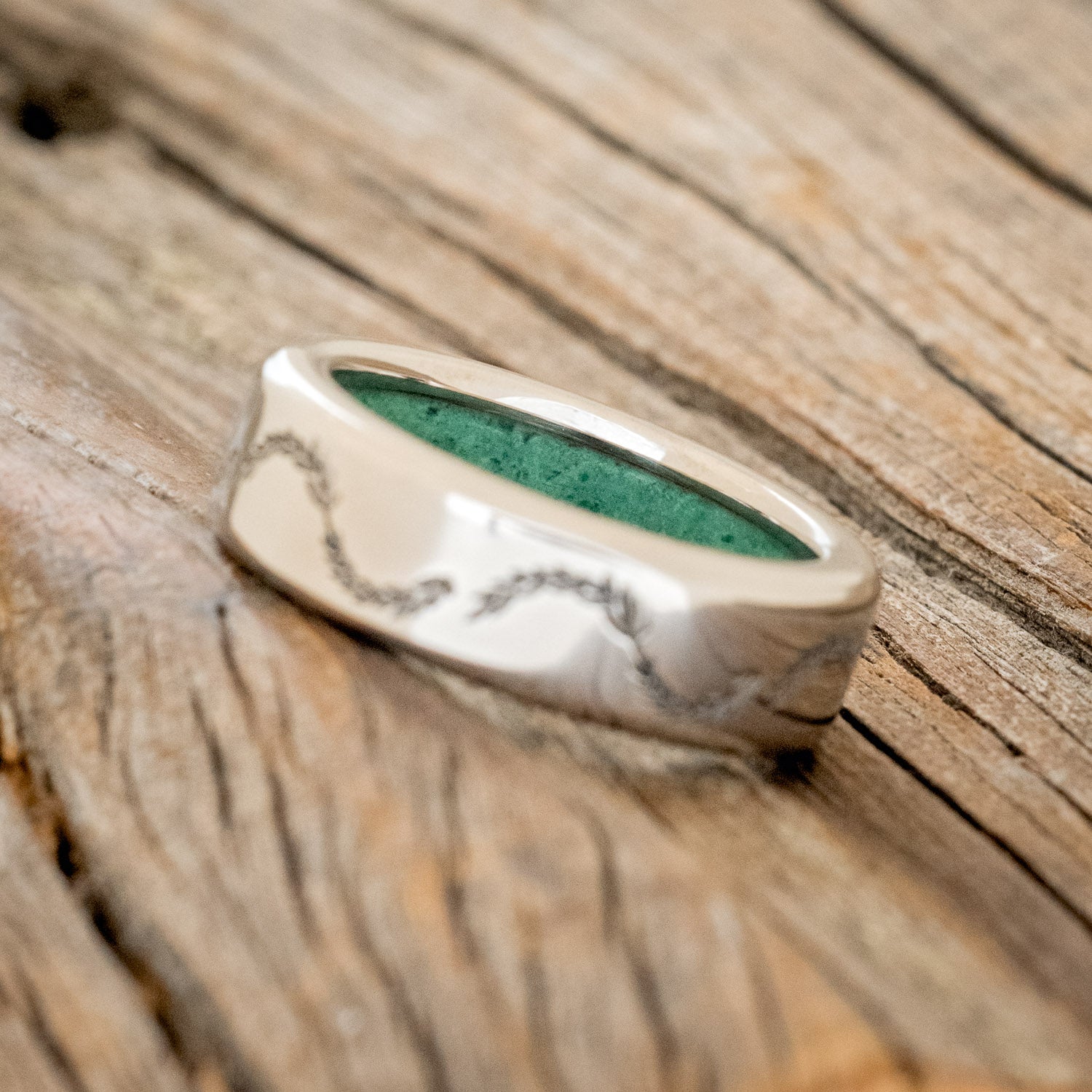 MALACHITE LINED WEDDING BAND WITH FLORAL ENGRAVING-4