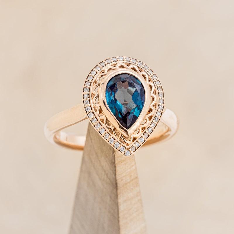 "PAYSLEE" - PEAR-SHAPED LAB-GROWN ALEXANDRITE ENGAGEMENT RING WITH DIAMOND HALO - 14K ROSE GOLD - SIZE 7 1/2
