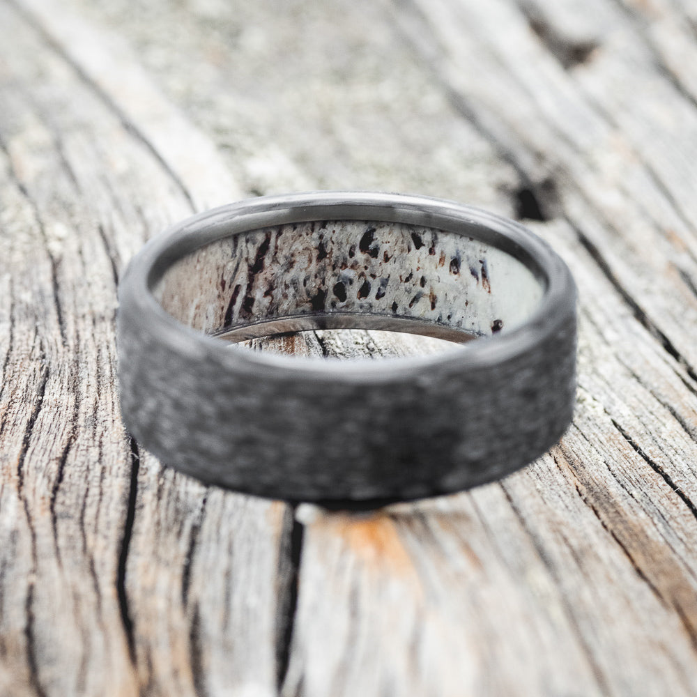 ANTLER LINED WEDDING RING WITH HAMMERED FINISH - BLACK ZIRCONIUM - SIZE 9 1/2-3