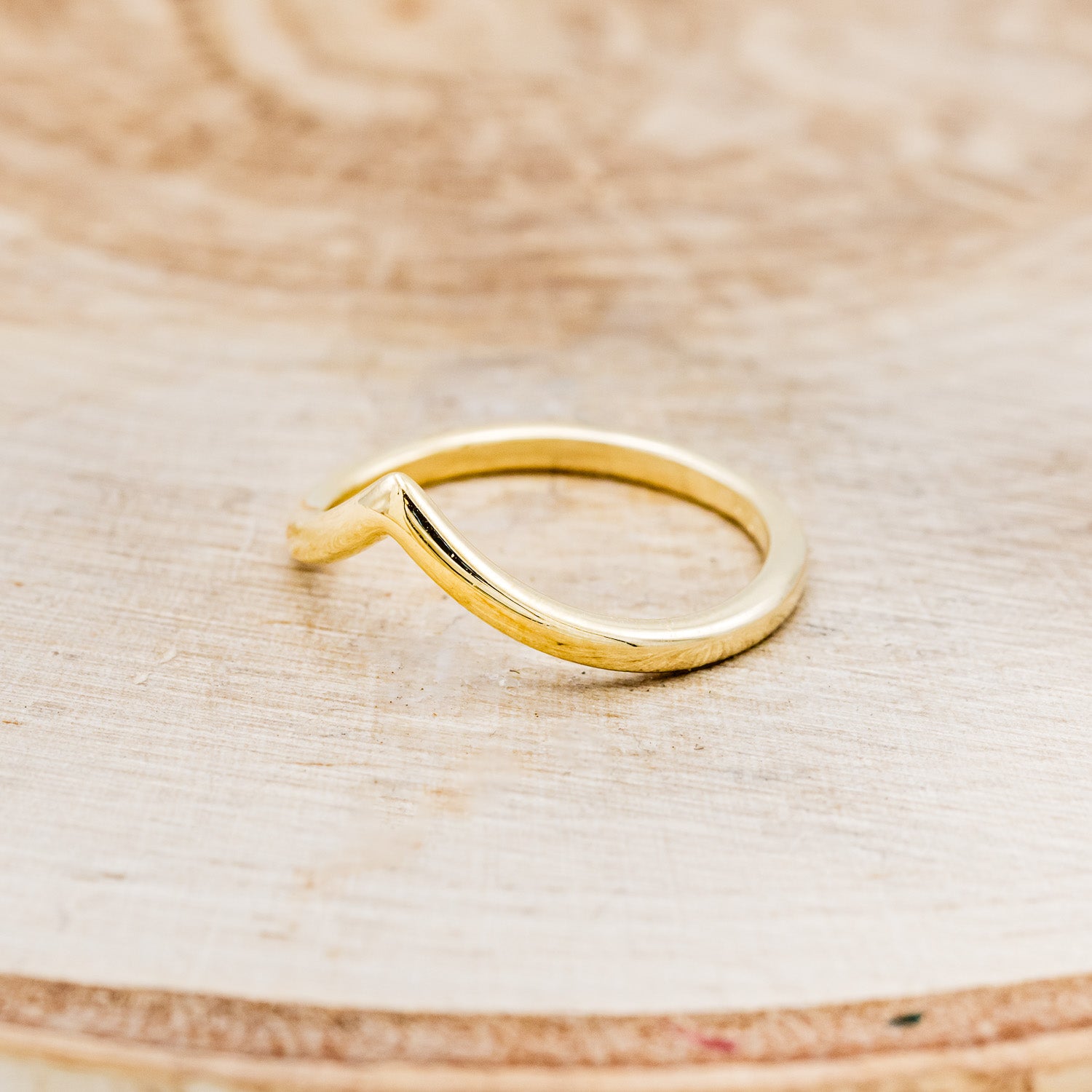 V-SHAPED 14K GOLD STACKER BAND-3