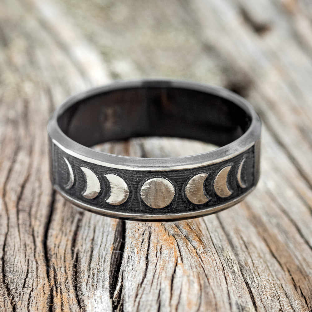 "LUCIAN" - CUSTOM EMBOSSED MOON PHASE WEDDING RING-4