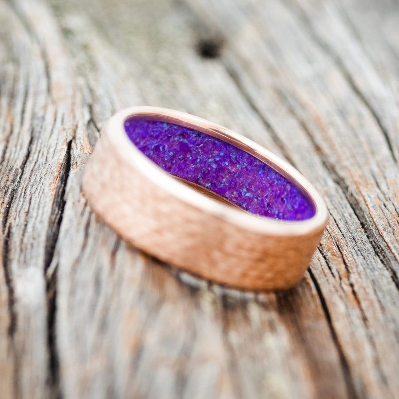 HAMMERED GOLD WEDDING BAND WITH SLEEPY LAVENDER OPAL LINING
