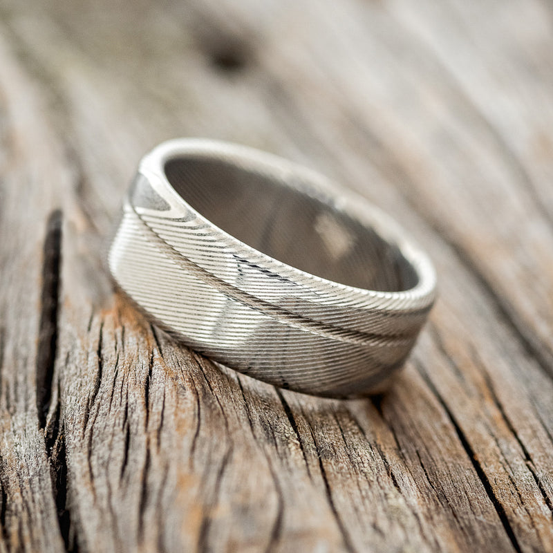 OFFSET ETCHED WEDDING RING FEATURING A DAMASCUS STEEL BAND
