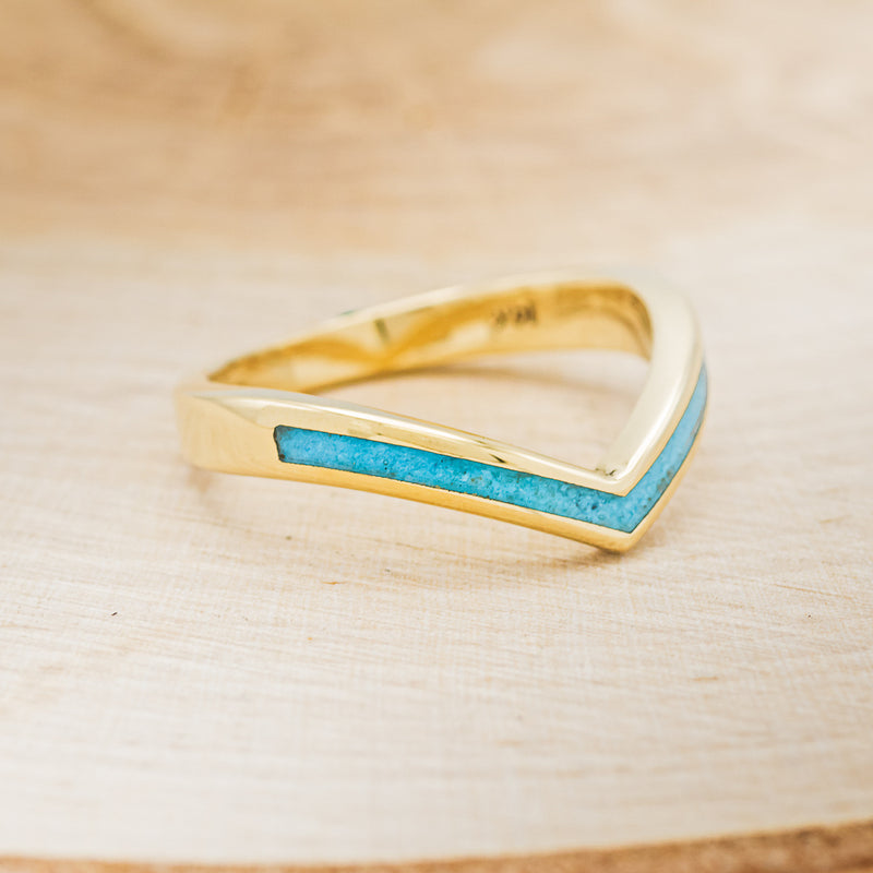 "KIDA" - V-SHAPED STACKING BAND WITH TURQUOISE INLAYS - 14K YELLOW GOLD - SIZE 4