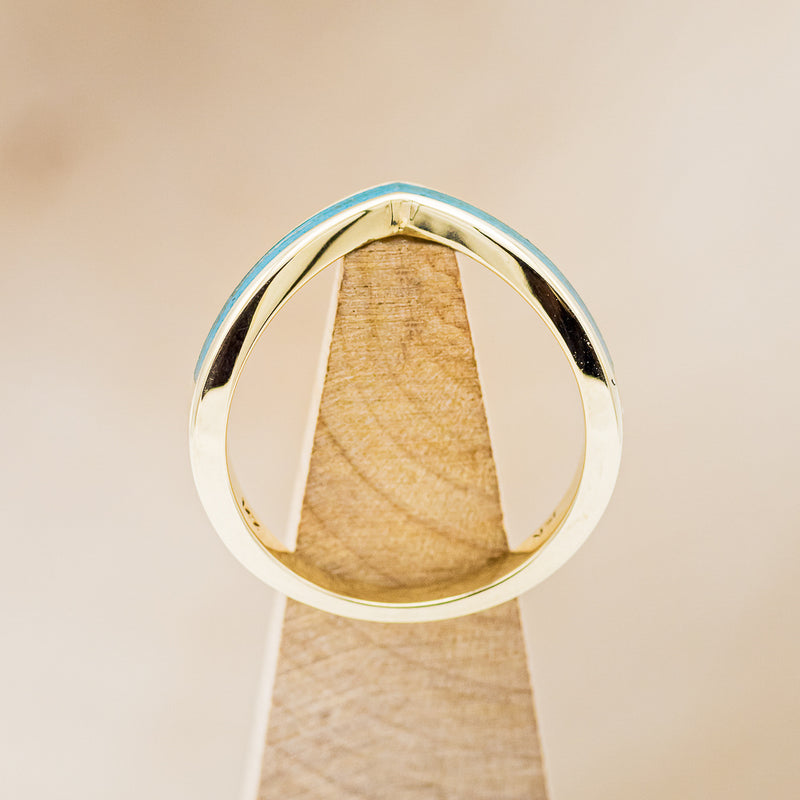 "KIDA" - V-SHAPED STACKING BAND WITH TURQUOISE INLAYS - 14K YELLOW GOLD - SIZE 4