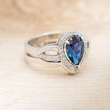 PEAR-SHAPED LAB-GROWN ALEXANDRITE ENGAGEMENT RING SET WITH DIAMOND HALO & TRACER