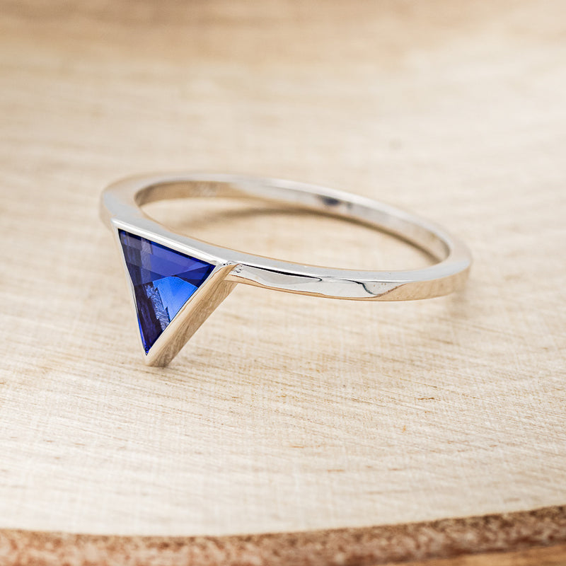 "JENNY FROM THE BLOCK" - TRIANGLE LAB-GROWN SAPPHIRE ENGAGEMENT RING WITH V-SHAPED DIAMOND BAND