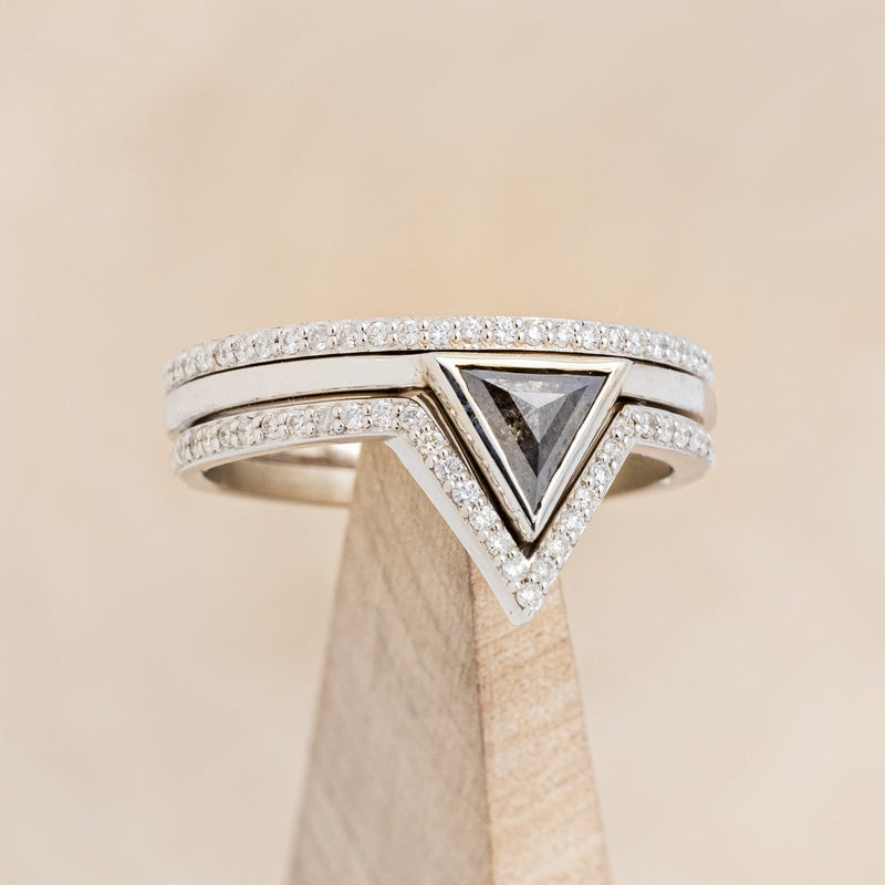 "JENNY FROM THE BLOCK" - BRIDAL SUITE SALT & PEPPER DIAMOND WITH V-SHAPED DIAMOND TRACER