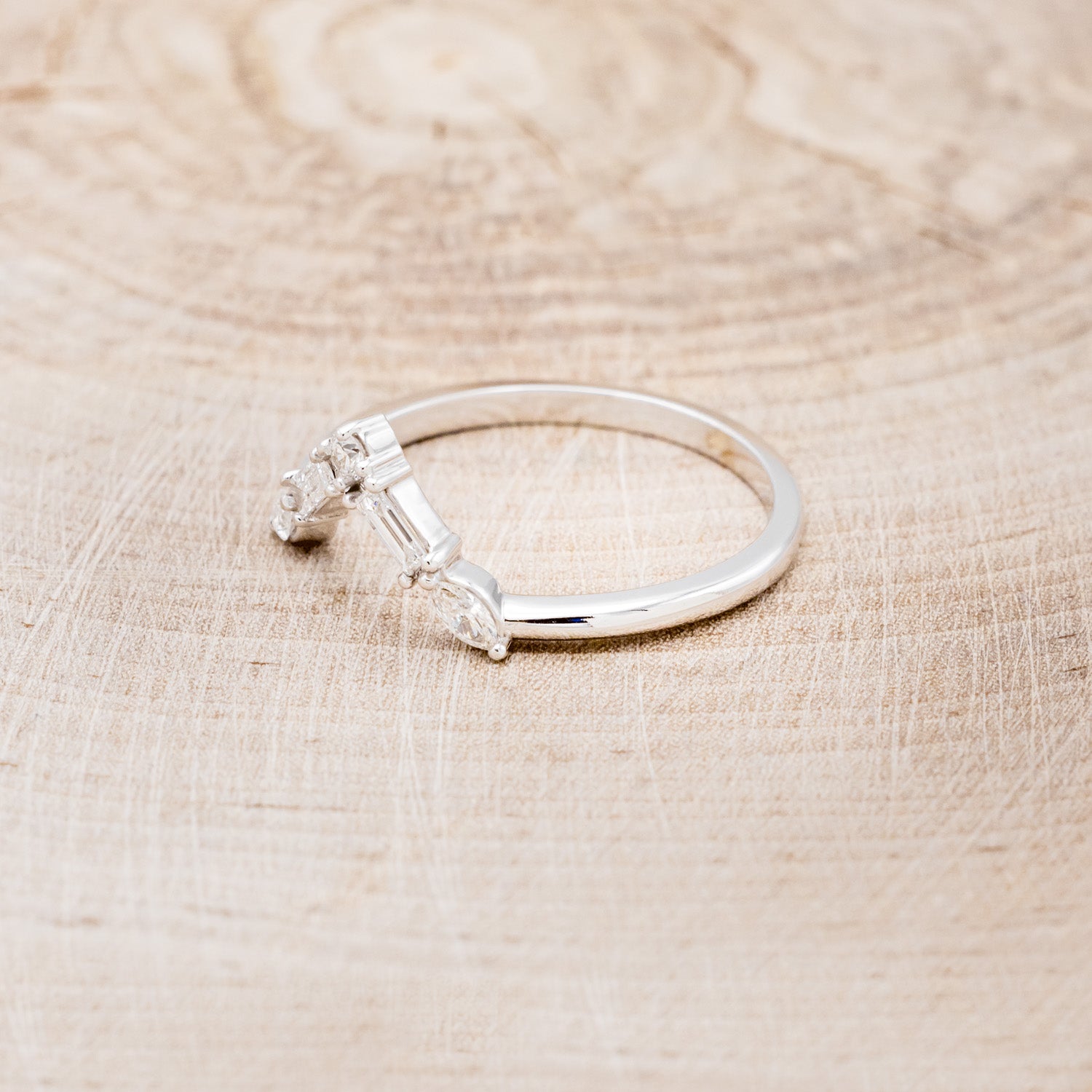 "MELODY" - V-SHAPED TRACER WITH DIAMONDS-16