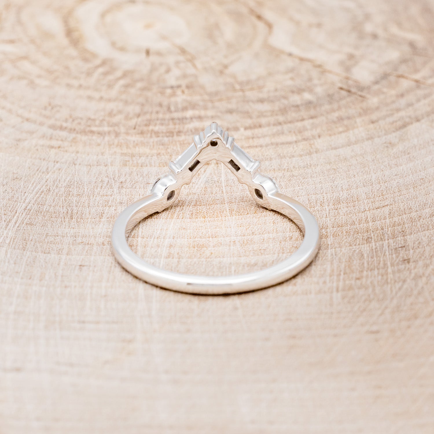 "MELODY" - V-SHAPED TRACER WITH DIAMONDS-18