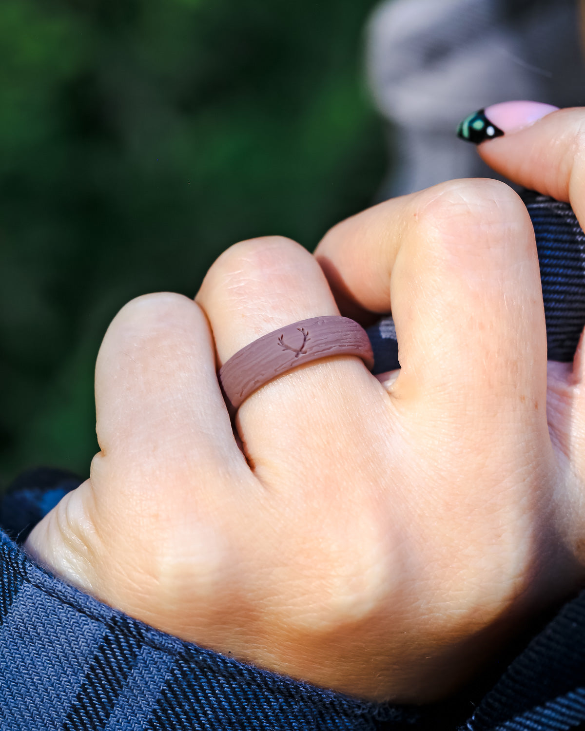 WOMEN'S MAUVE WOOD GRAINED SILICONE WEDDING BAND-4